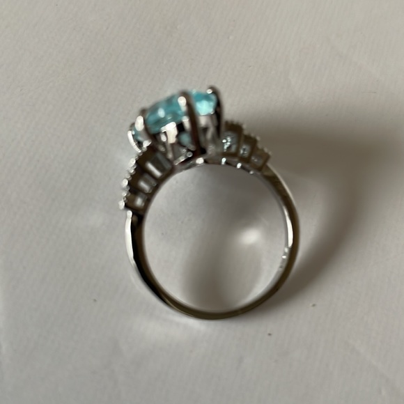 NWOT Silver Cocktail Ring with Turquoise Crystal. - Picture 3 of 8